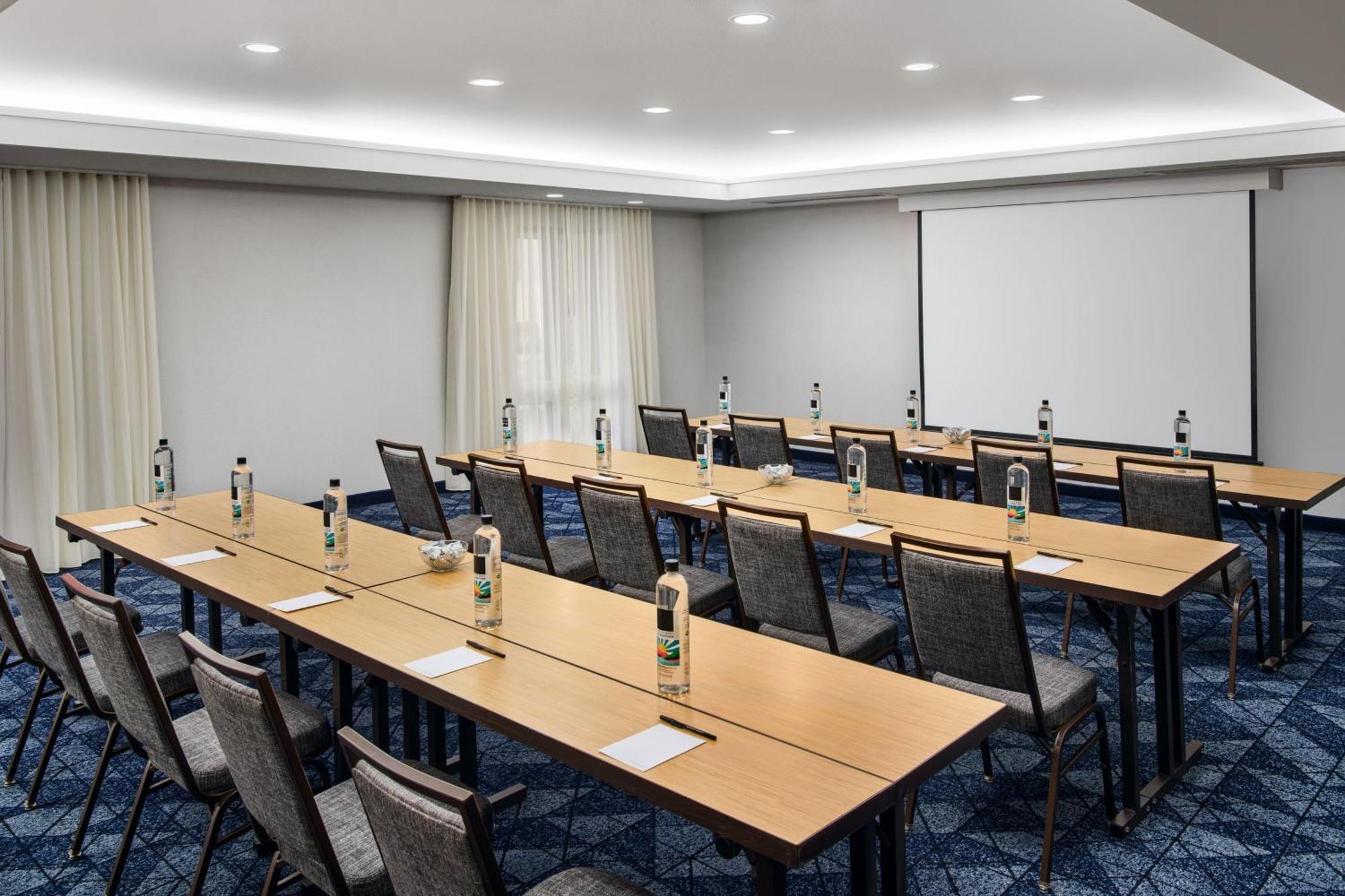 Отель Courtyard Baton Rouge South Экстерьер фото