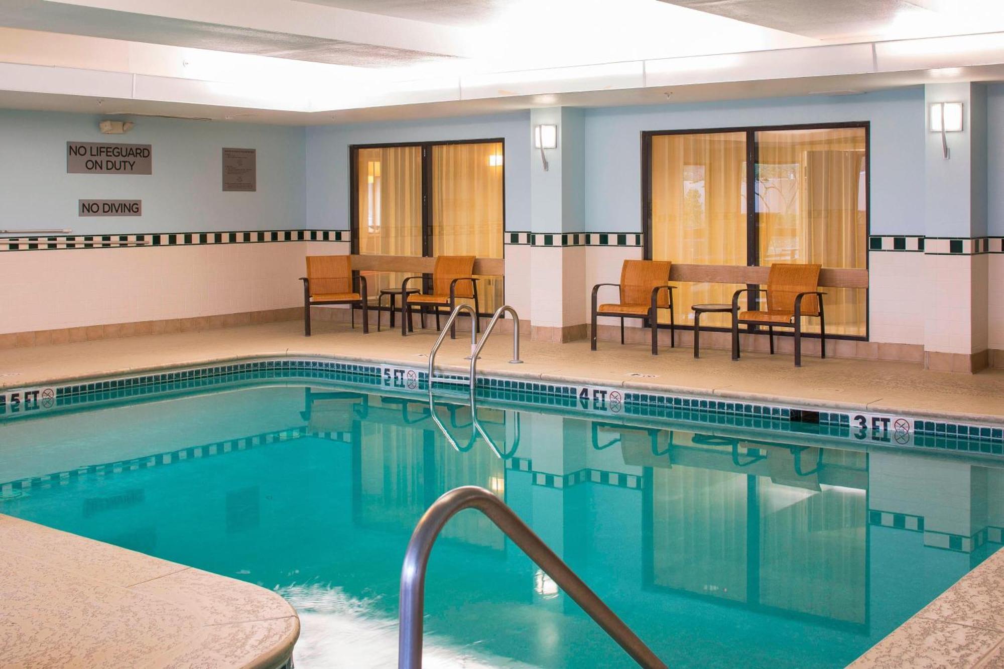 Отель Courtyard Baton Rouge South Экстерьер фото