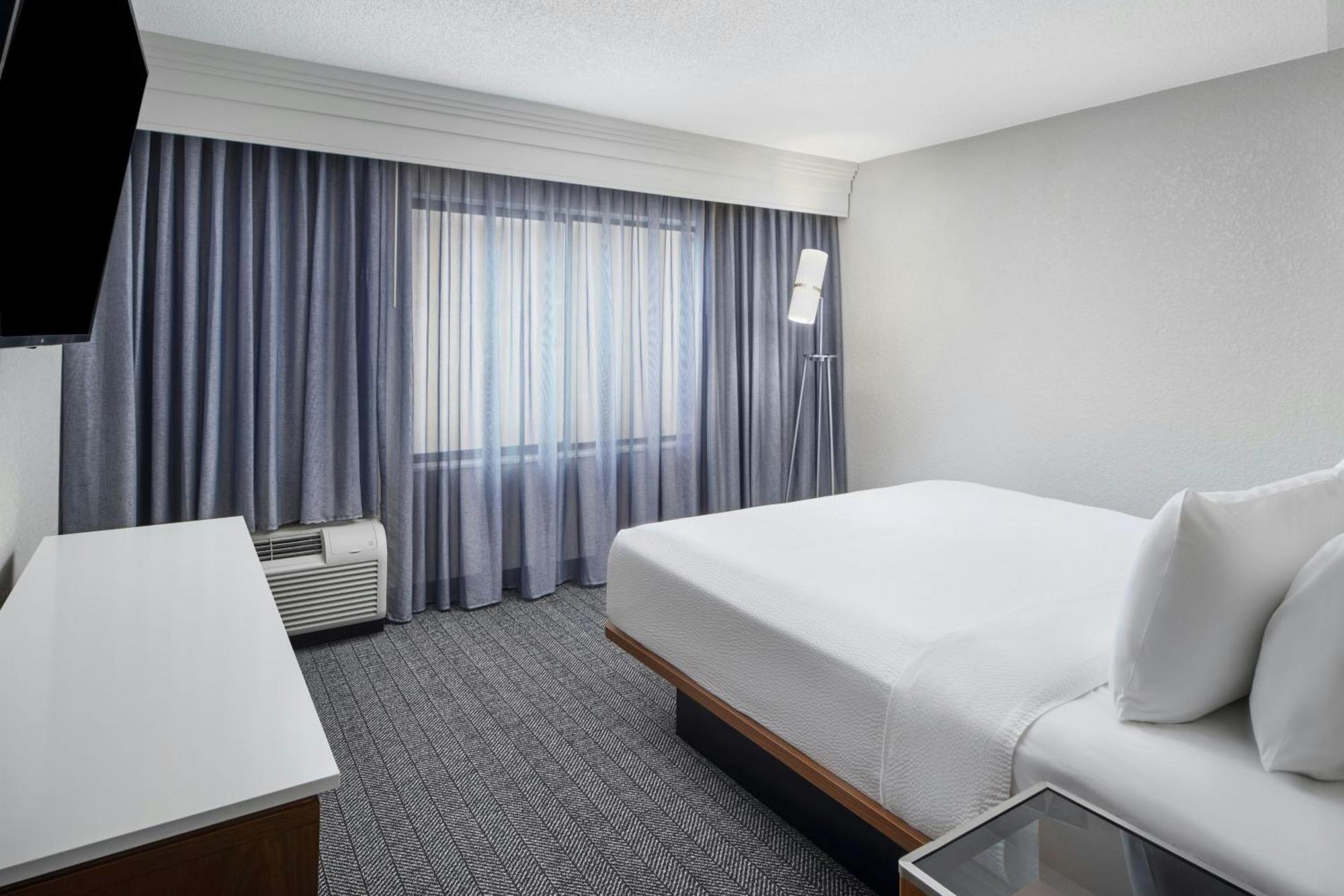 Отель Courtyard Baton Rouge South Экстерьер фото