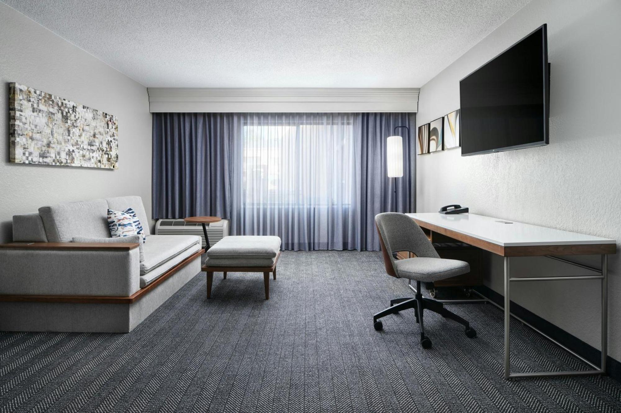 Отель Courtyard Baton Rouge South Экстерьер фото