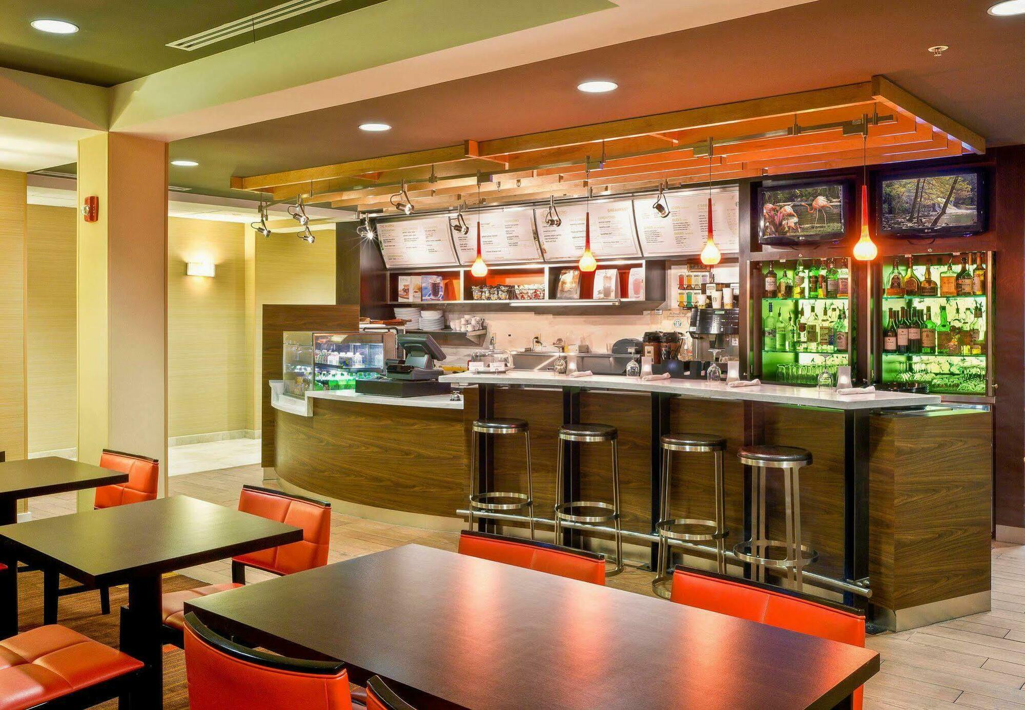 Отель Courtyard Baton Rouge South Экстерьер фото